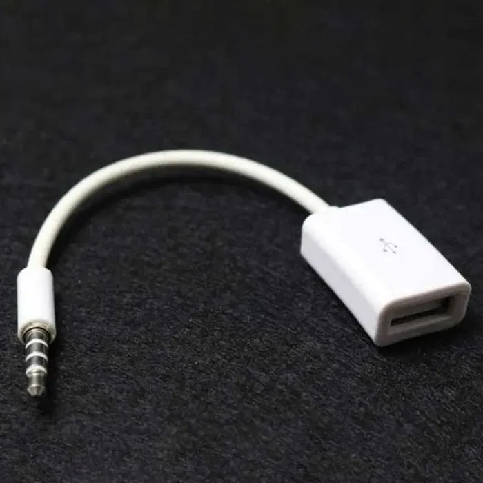 AUX адаптер с 3,5 мм жак и USB порт за лесно свързване.