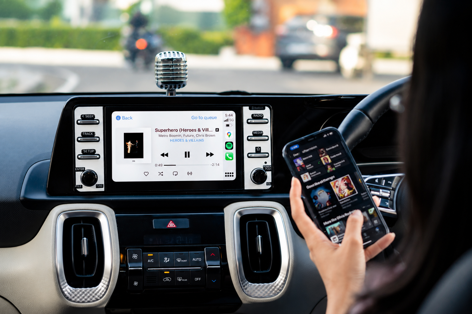 Как да използвате Waze, Google Maps и Spotify на оригиналния екран на колата?